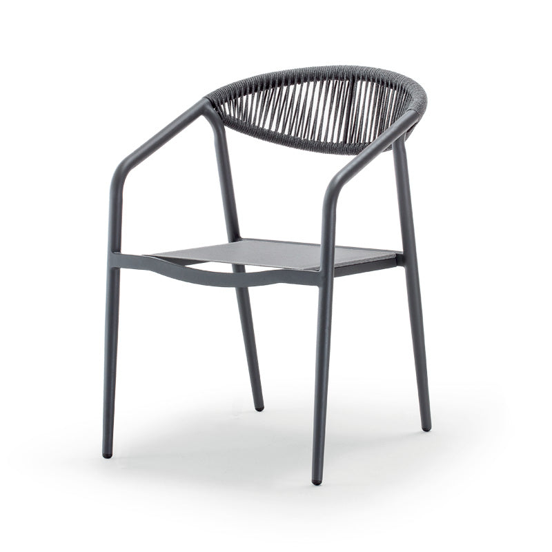 Der stapelbare Outdoor-Sessel „Leonie Armchair“ verbindet modernes Design, leichte Materialien und hohen Sitzkomfort – perfekt für Hotels
